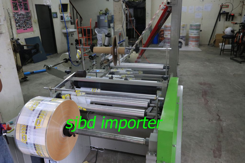 Triangular folding machine